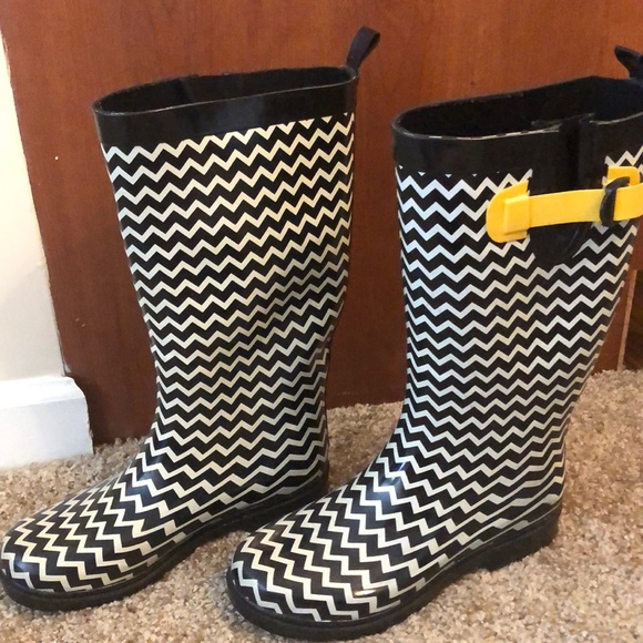 Chevron Rain Boots - Picture 3 of 4